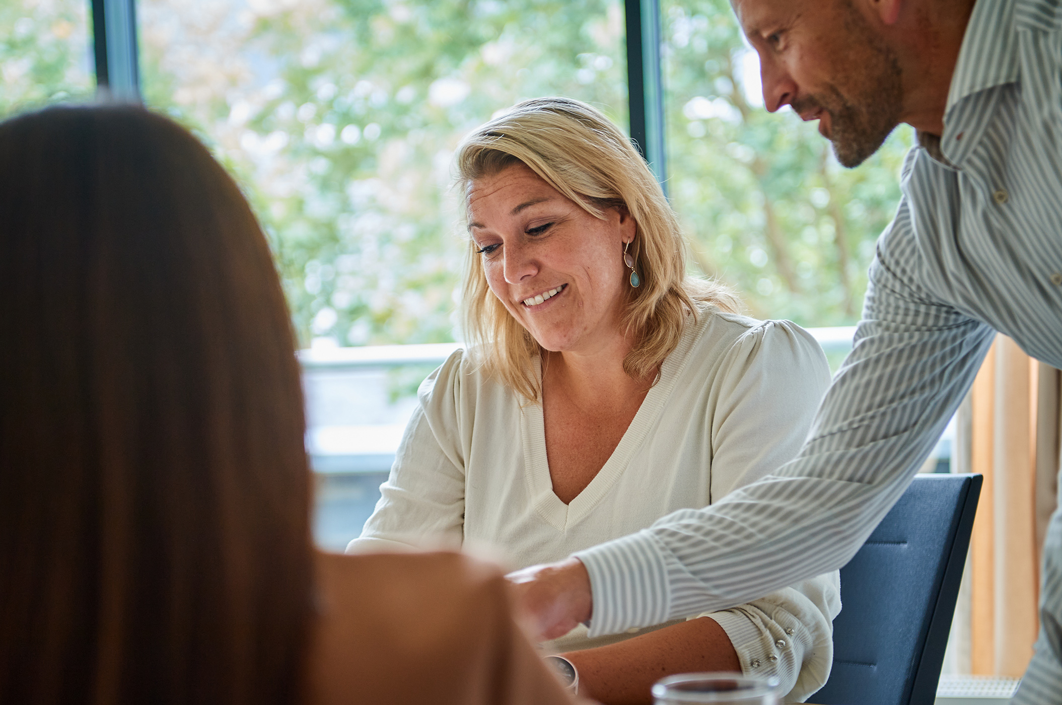 Vcare Connect teamleden in een zakelijk gesprek